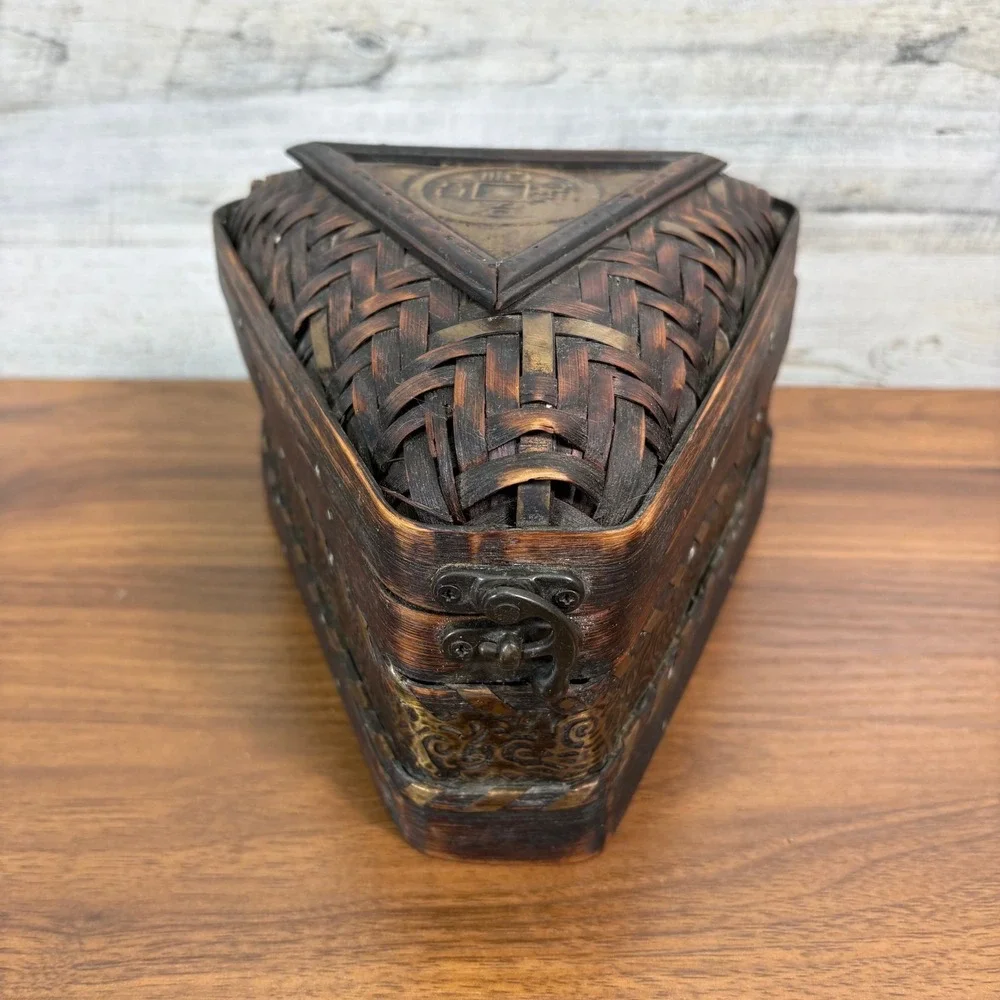Antique Qing Dynasty Shunzhi Emperor Handmade Woven Bamboo Basket with Latch